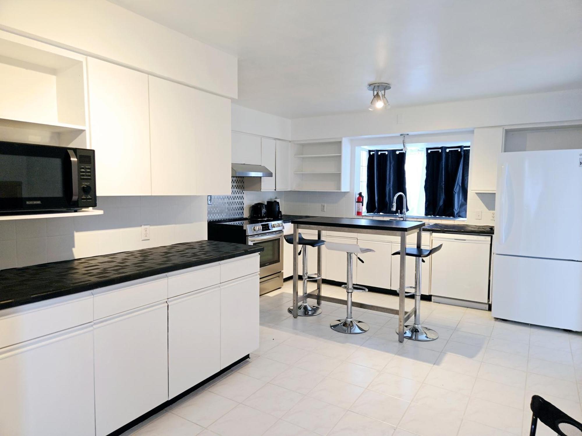Lovely Cozy Room! With Attached Private Bath In The Heart Of Vancouver! Private Parking & Self Check-In! Buitenkant foto
